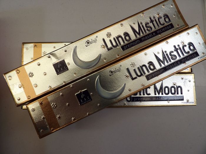 Tres cajas de incienso Luna Mística apiladas en diagonal sobre un fondo claro.