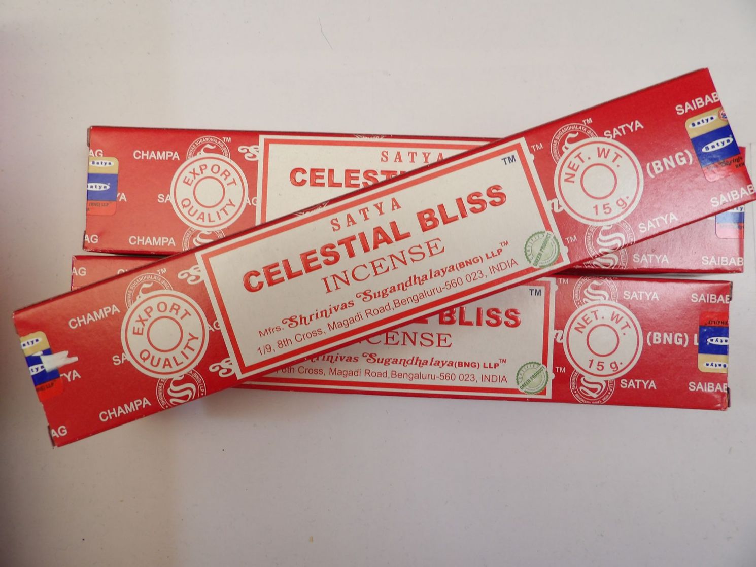 Cajas de incienso Red Celestial Bliss dispuestas en forma de abanico sobre un fondo blanco.
