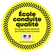 Panneau circulaire jaune : « École conduite qualité » avec texte français, bordure en forme de trace de pneu et logo français de la sécurité routière.