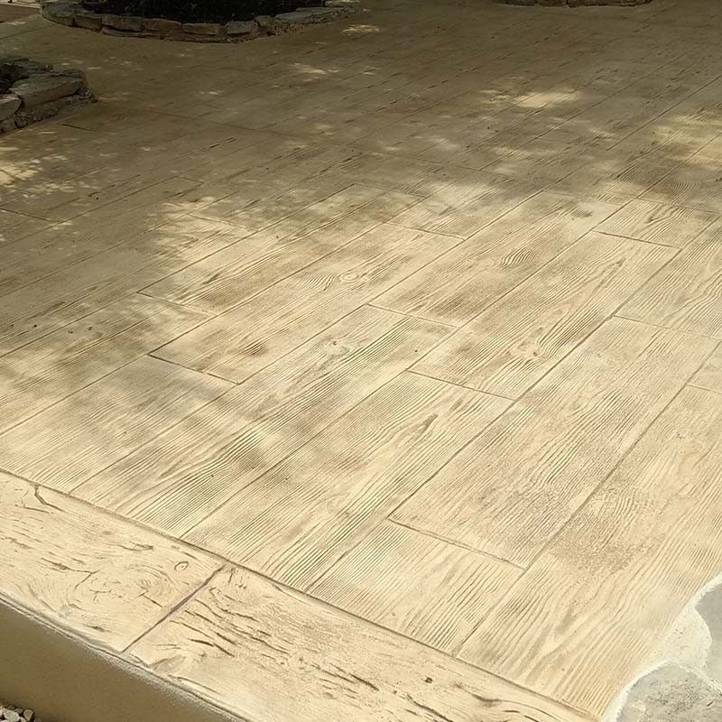 Pose béton brun clair avec texture en bois.