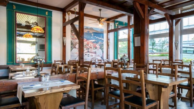 Un restaurant avec des tables et des chaises installées pour un repas