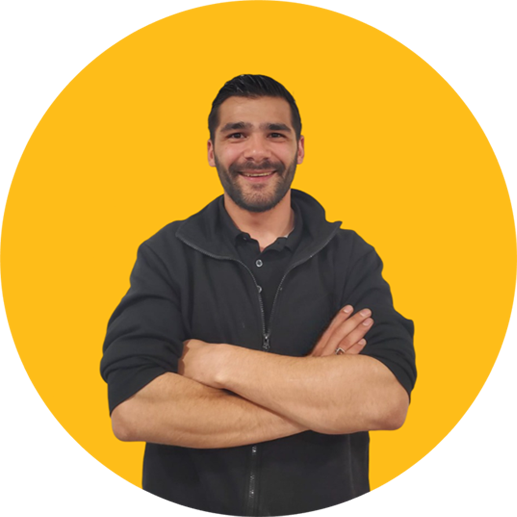 Photo de face du buste de Maximilien Arziman, les bras croisés.