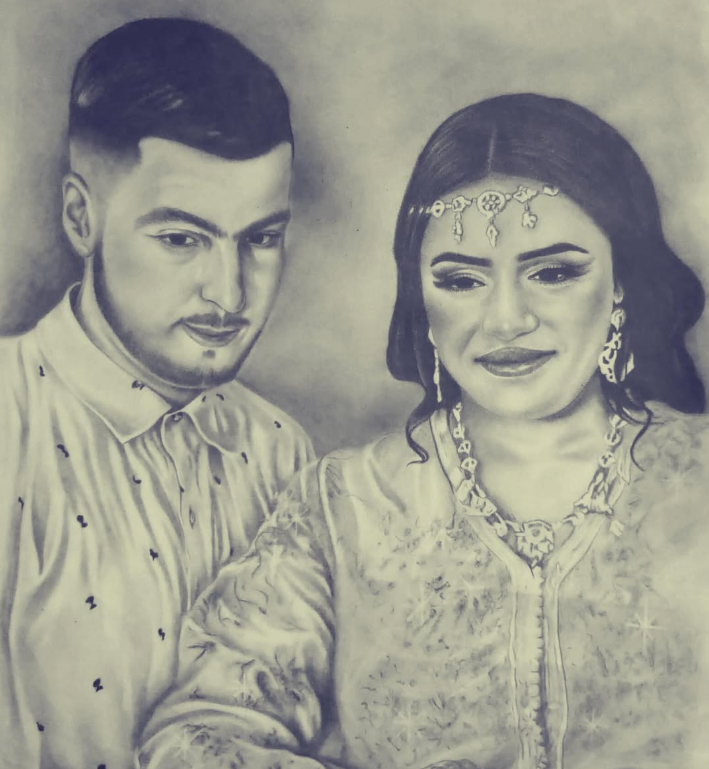 Dos personas con atuendos tradicionales, una de ellas sonriente, en un retrato en blanco y negro de tonos suaves.