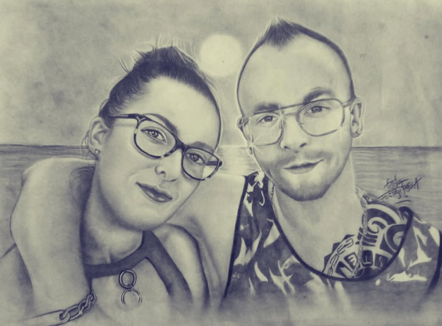 Dos personas posando muy juntas, una de ellas con gafas, en un retrato al estilo de un dibujo a lápiz