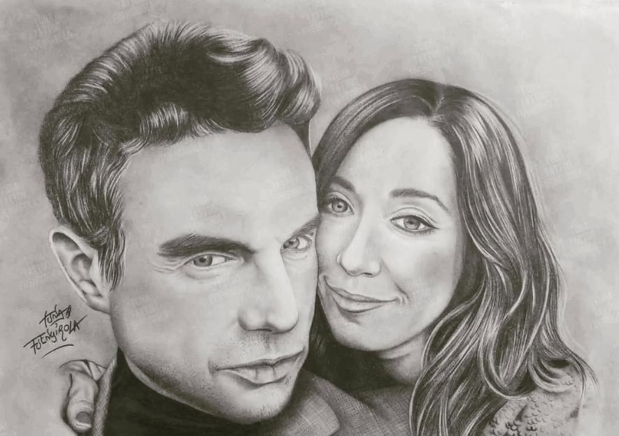 Retrato a lápiz de dos rostros sonrientes, un hombre delante y una mujer a su lado, sobre un fondo gris claro