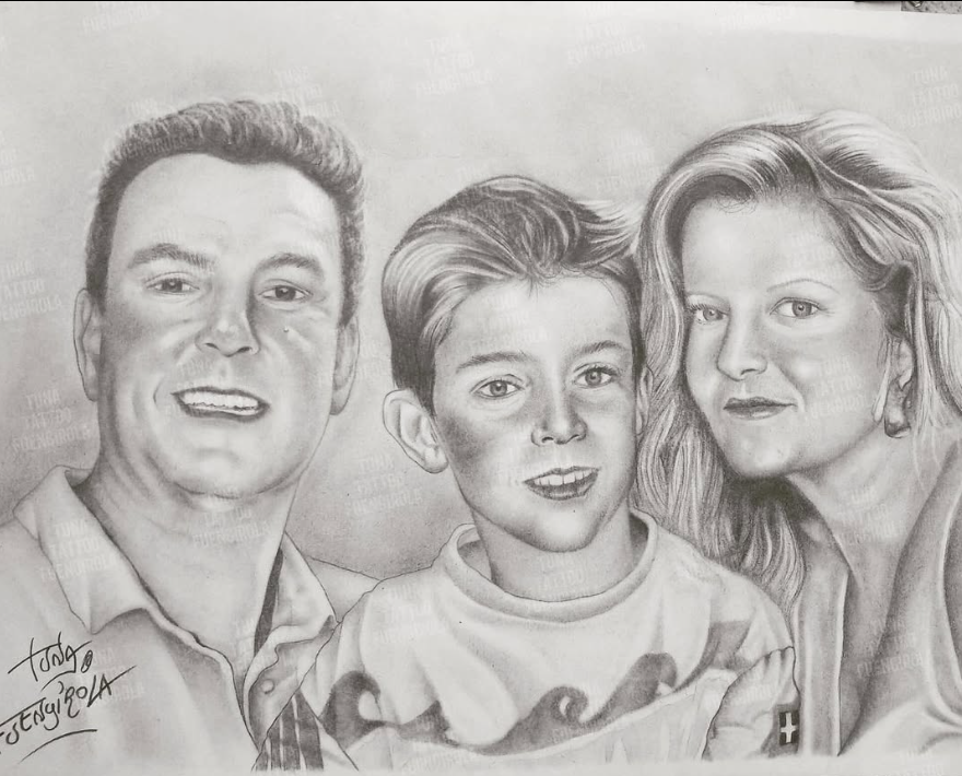 Retrato a lápiz de tres personas sonrientes, un hombre y dos figuras más jóvenes, en una composición familiar y cercana.