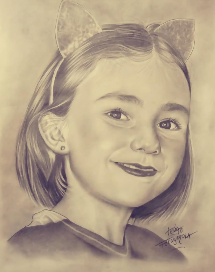 Retrato a lápiz de un niño sonriente con orejas de gato y pelo corto, con una camiseta oscura.