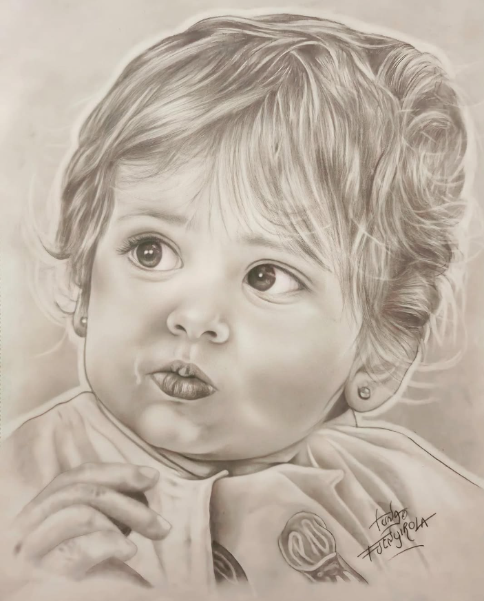 Boceto a lápiz de un niño con el pelo rizado, mirando hacia arriba y con una flor en la camisa