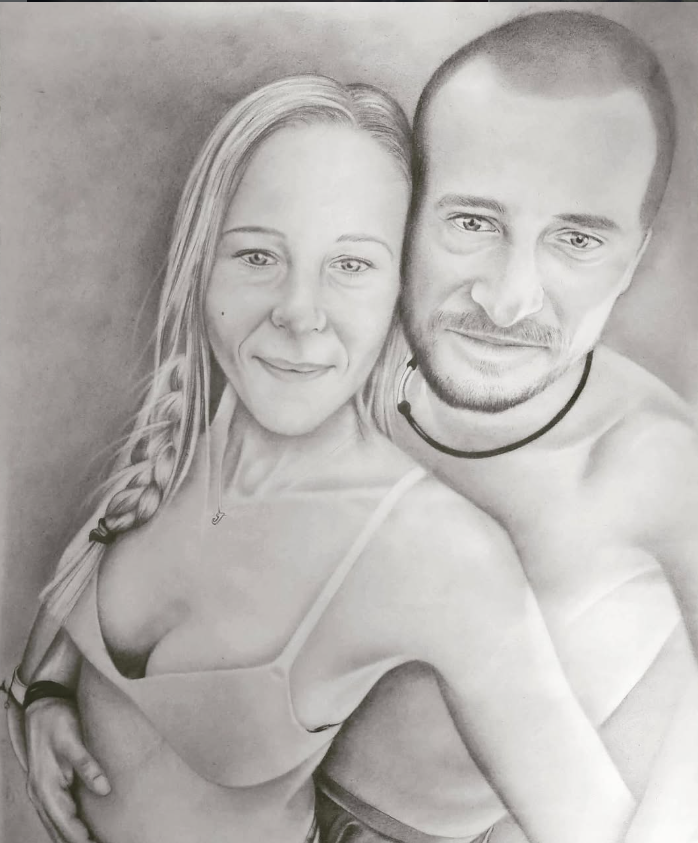 Boceto a lápiz de dos personas sonrientes abrazándose, una con el pelo trenzado y la otra con la cabeza rapada.