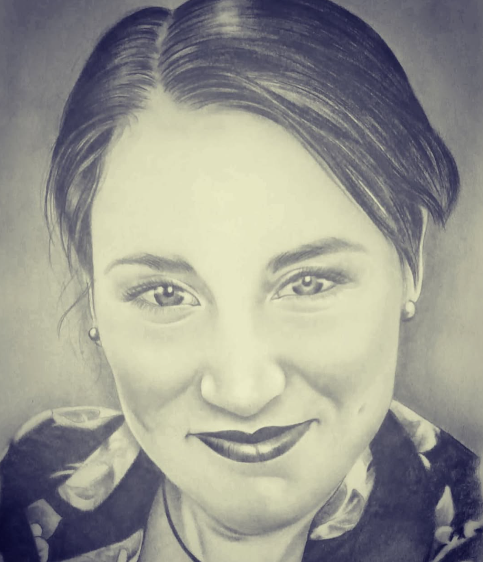 Mujer sonriente en un retrato en blanco y negro, con el pelo recogido y un pañuelo estampado