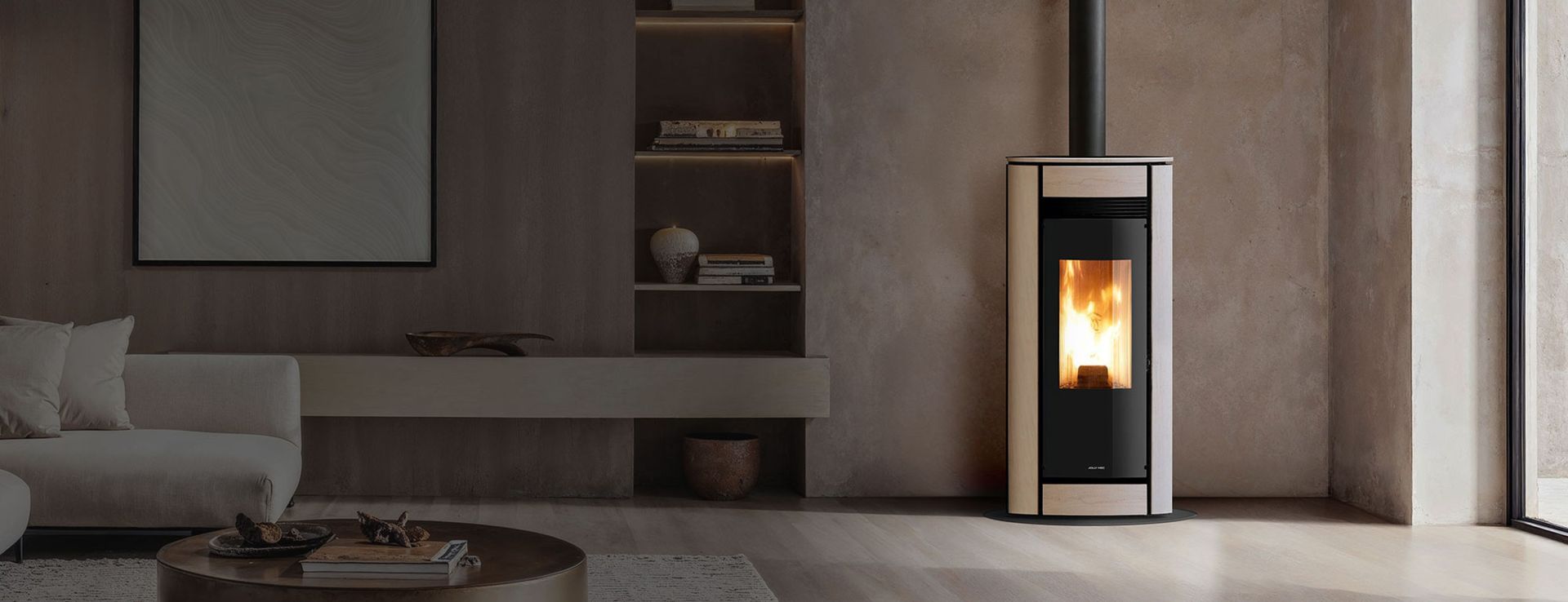 Salon moderne avec une élégante cheminée noire.