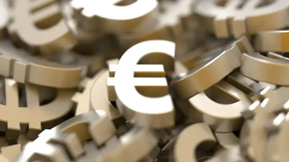 Ein Haufen goldener Dollarzeichen und Eurozeichen