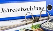 A blue binder with the word jahresabschluss written on it.