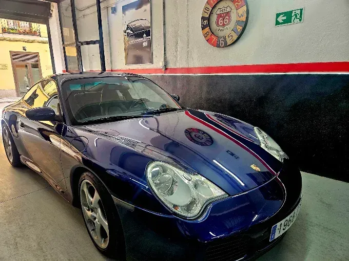 coche violeta