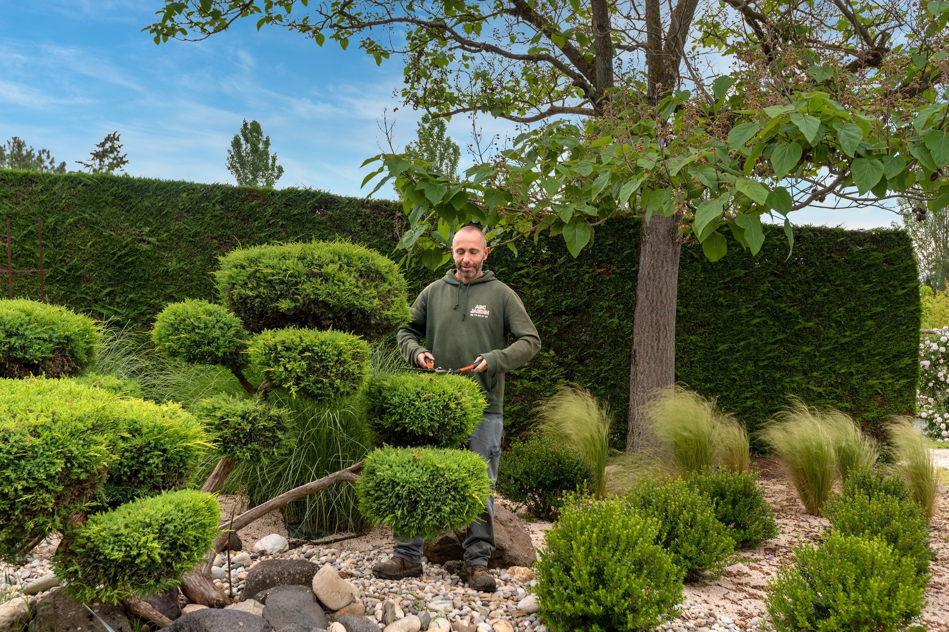 Intervention d'un paysagiste dans un jardin avec des pierres