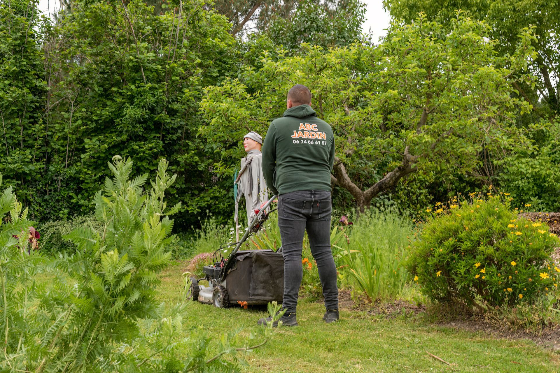 Paysagiste de dos avec un sweat à capuche