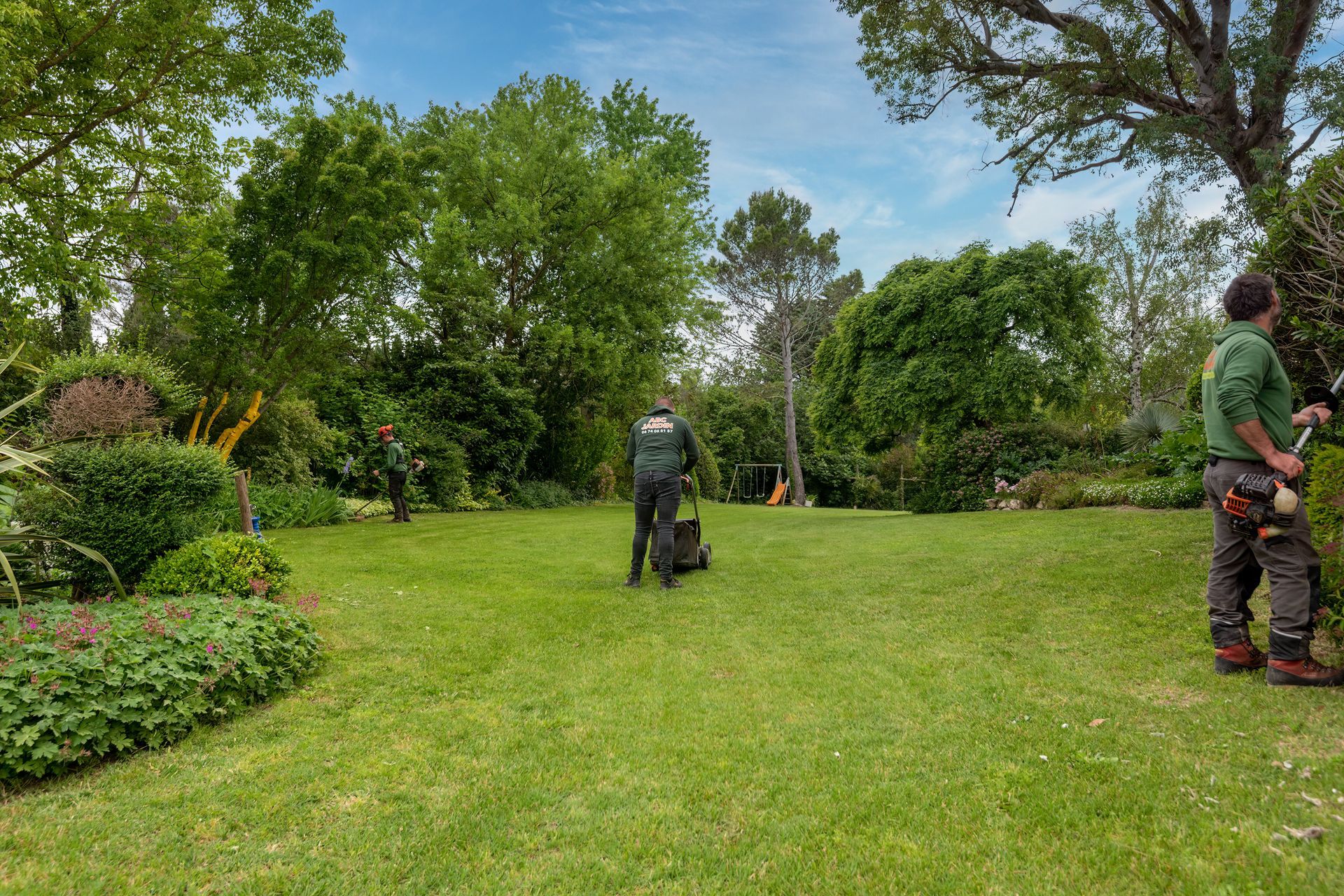 Tonte de gazon dans un grand jardin par un paysagiste