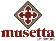Logotipo de Musetta con emblema floral granate y las palabras &ldquo;musetta art natura&rdquo; debajo.