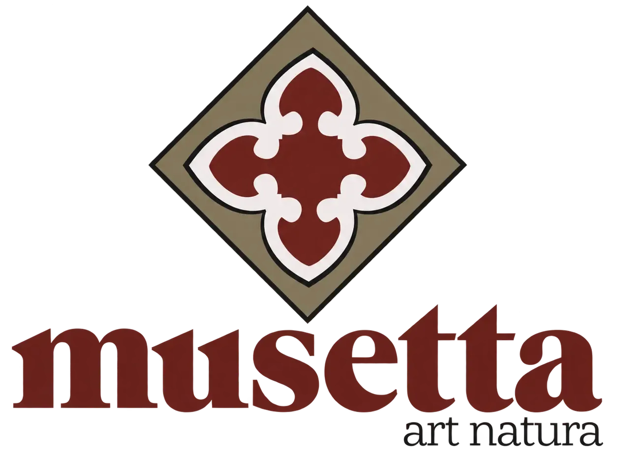 Logotipo de Musetta con emblema floral granate y las palabras &ldquo;musetta art natura&rdquo; debajo.