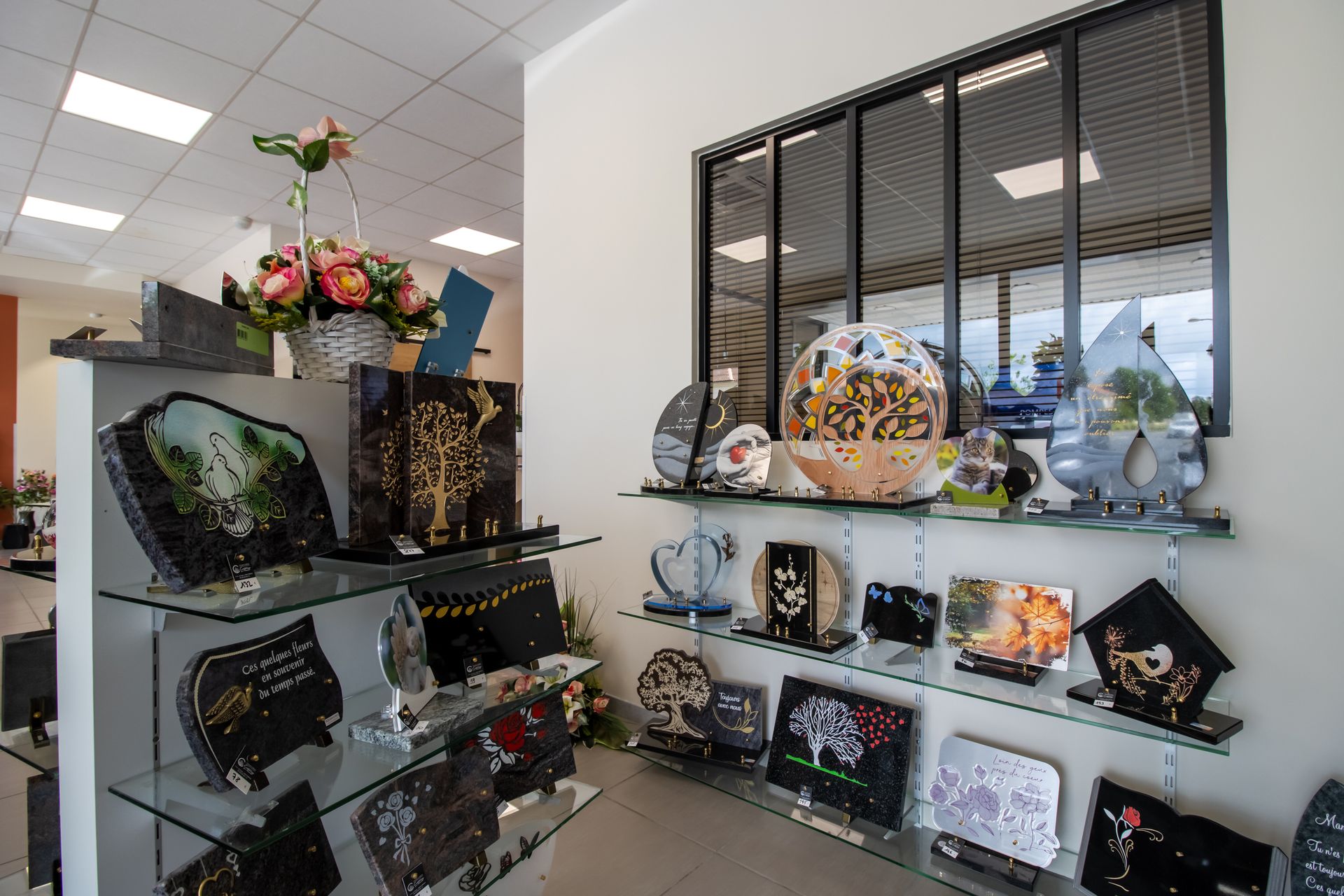 Assortiment de plaques funéraires