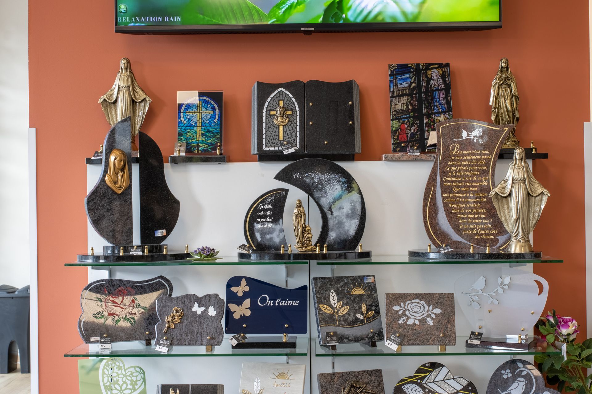 Intérieur d'un magasin funéraire