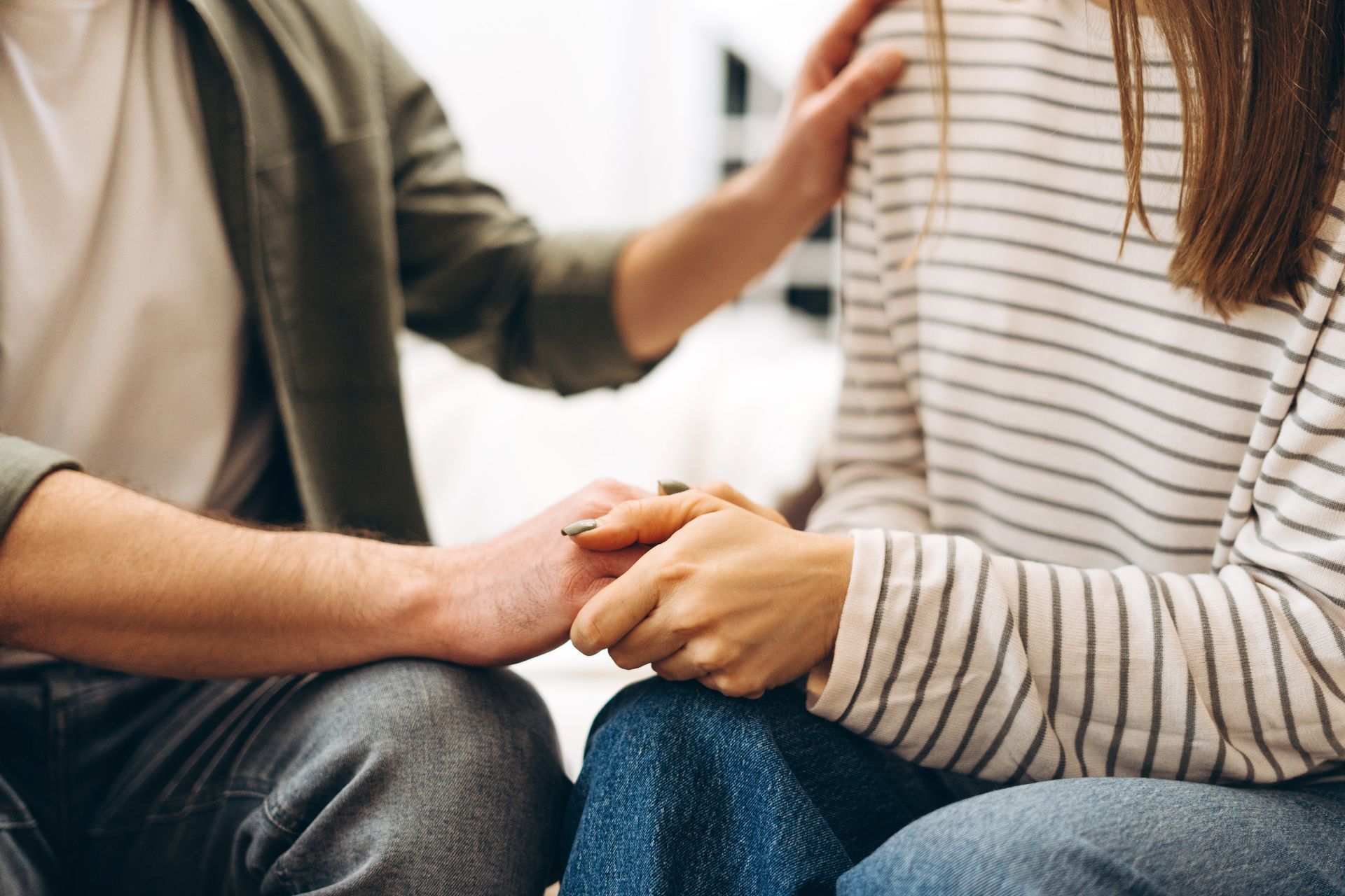 Une personne qui en réconforte une autre