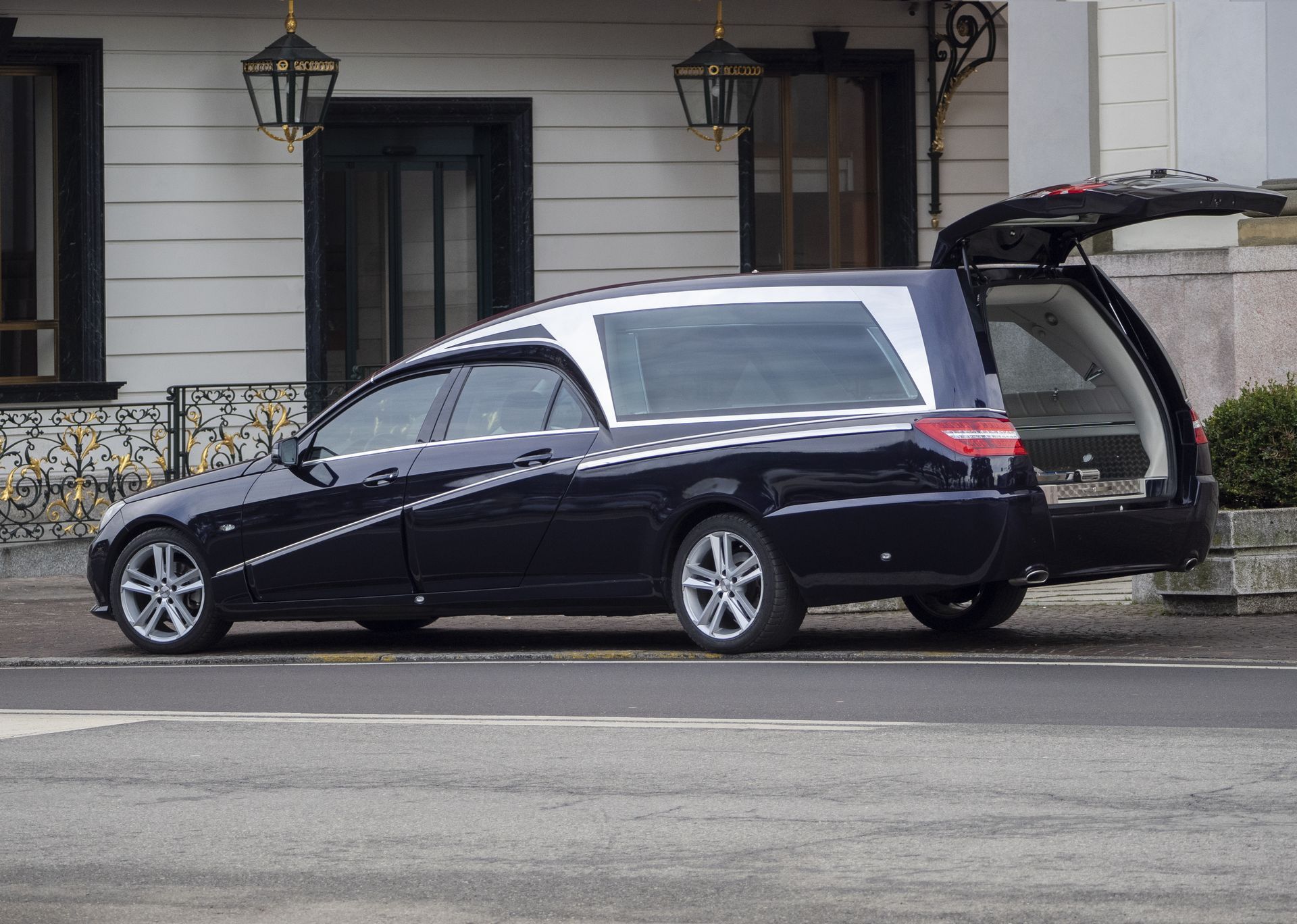 Véhicule de transport funéraire devant une église