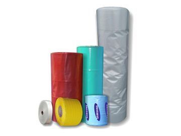 Un montón de rollos de plástico de diferentes colores apilados uno encima del otro.