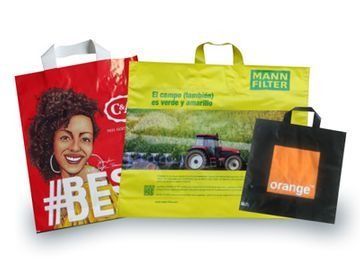 Un grupo de bolsas con una que dice #be on it