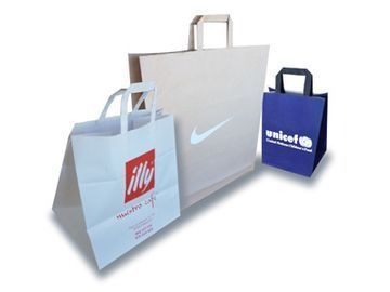 Tres bolsas de papel están colocadas una al lado de la otra sobre una superficie blanca.