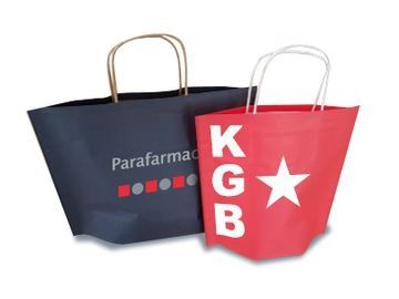 Una bolsa azul y roja con KGB escrito en ella