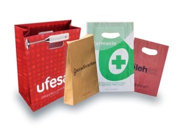 Un grupo de bolsas de papel con una que dice ufesa.