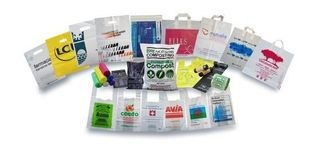 Un montón de bolsas de plástico con diferentes logotipos.