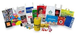 Un montón de diferentes tipos de bolsas están colocadas una encima de otra sobre una mesa.