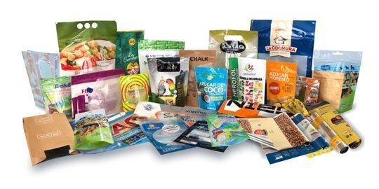 Un montón de diferentes tipos de envases están colocados uno encima del otro sobre una mesa.