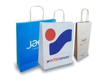 Tres bolsas de papel con una que dice intersport.