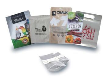 Un grupo de bolsas colocadas una encima de otra sobre una superficie blanca.
