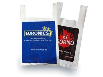 Dos bolsas de plástico, una de ellas con la leyenda euronics.
