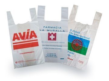 Tres bolsas de plástico están una al lado de la otra sobre una superficie blanca.