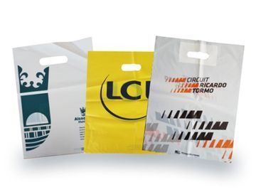 Tres bolsas de plástico están una al lado de la otra sobre una superficie blanca.