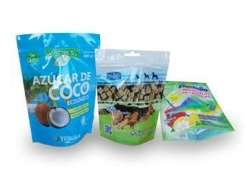 Una bolsa de azúcar de coco está al lado de una bolsa de golosinas para perros.