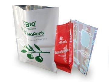 Tres tipos diferentes de bolsas están colocadas una al lado de la otra sobre una superficie blanca.