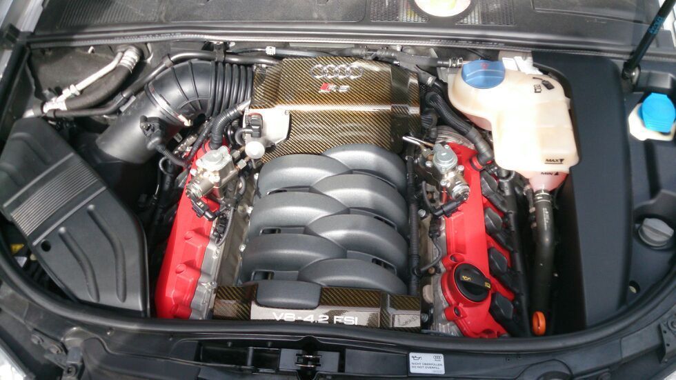 Un primer plano del motor de un coche.