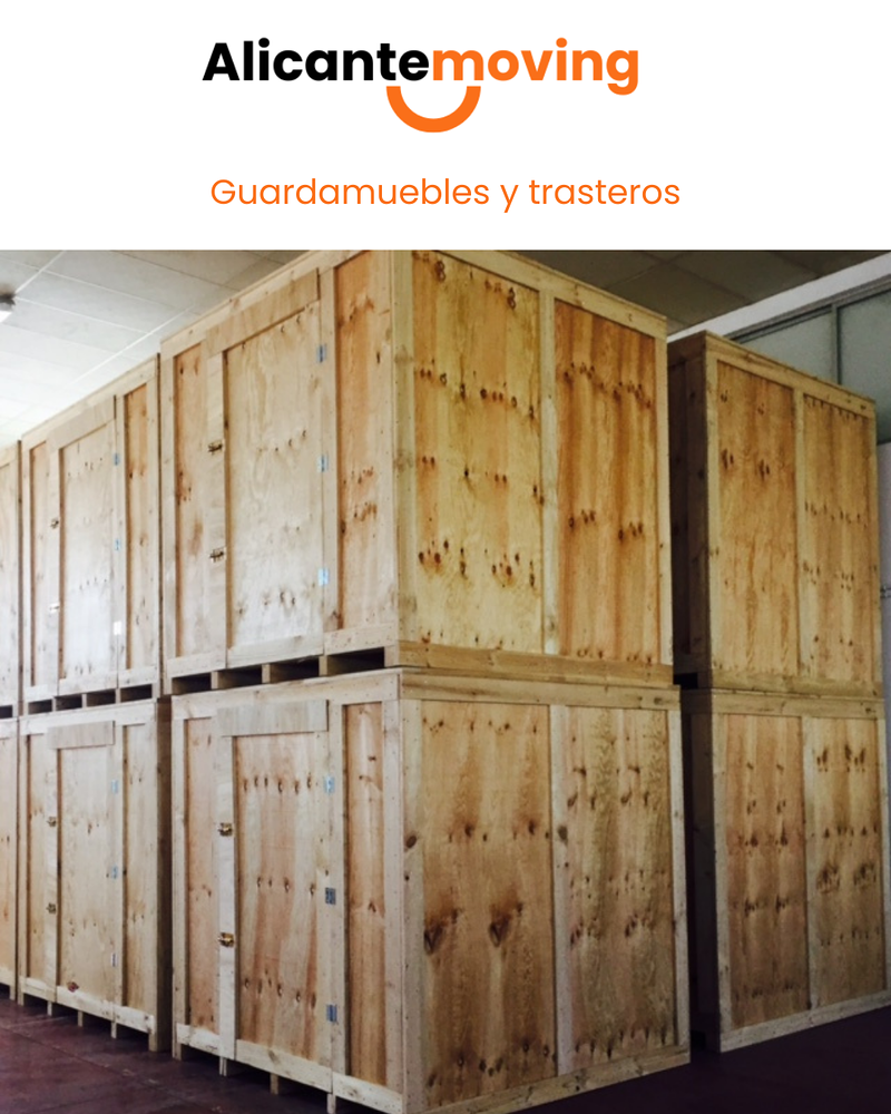 Una habitación llena de cajas de mudanza, muebles y materiales de embalaje. La luz entra a raudales por la ventana.
