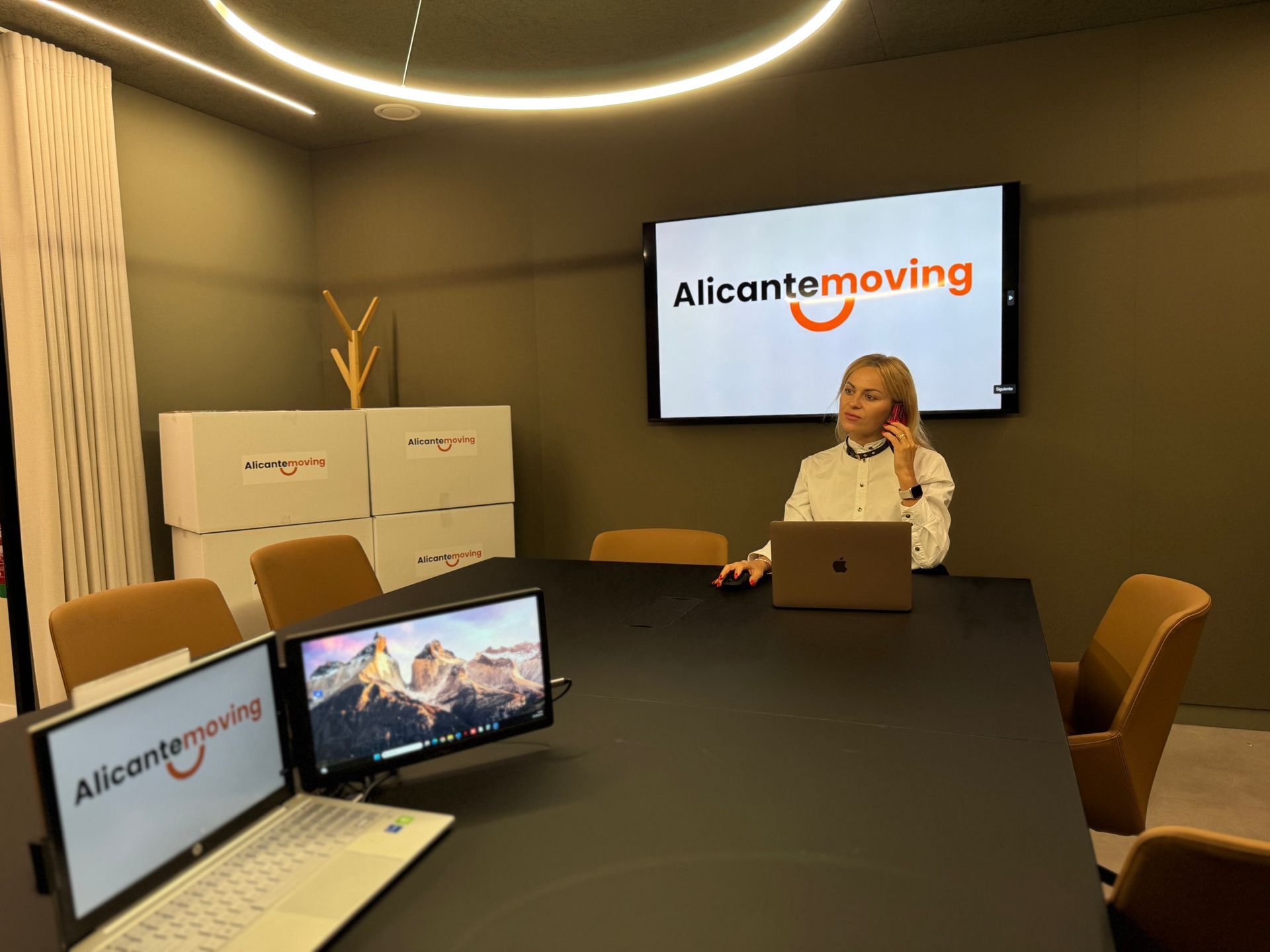 Cajas de cartón apiladas en estantes y un armario, posiblemente para almacenamiento o mudanza.