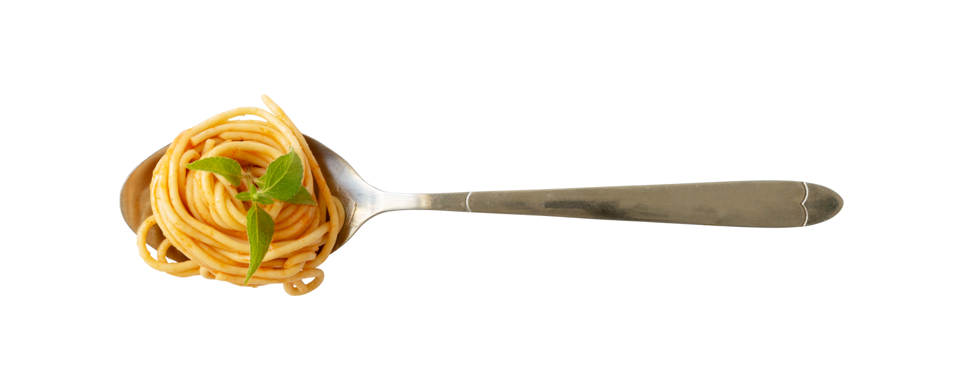 Une cuillerée de spaghetti garnie d'une feuille de basilic frais, isolée sur fond blanc.