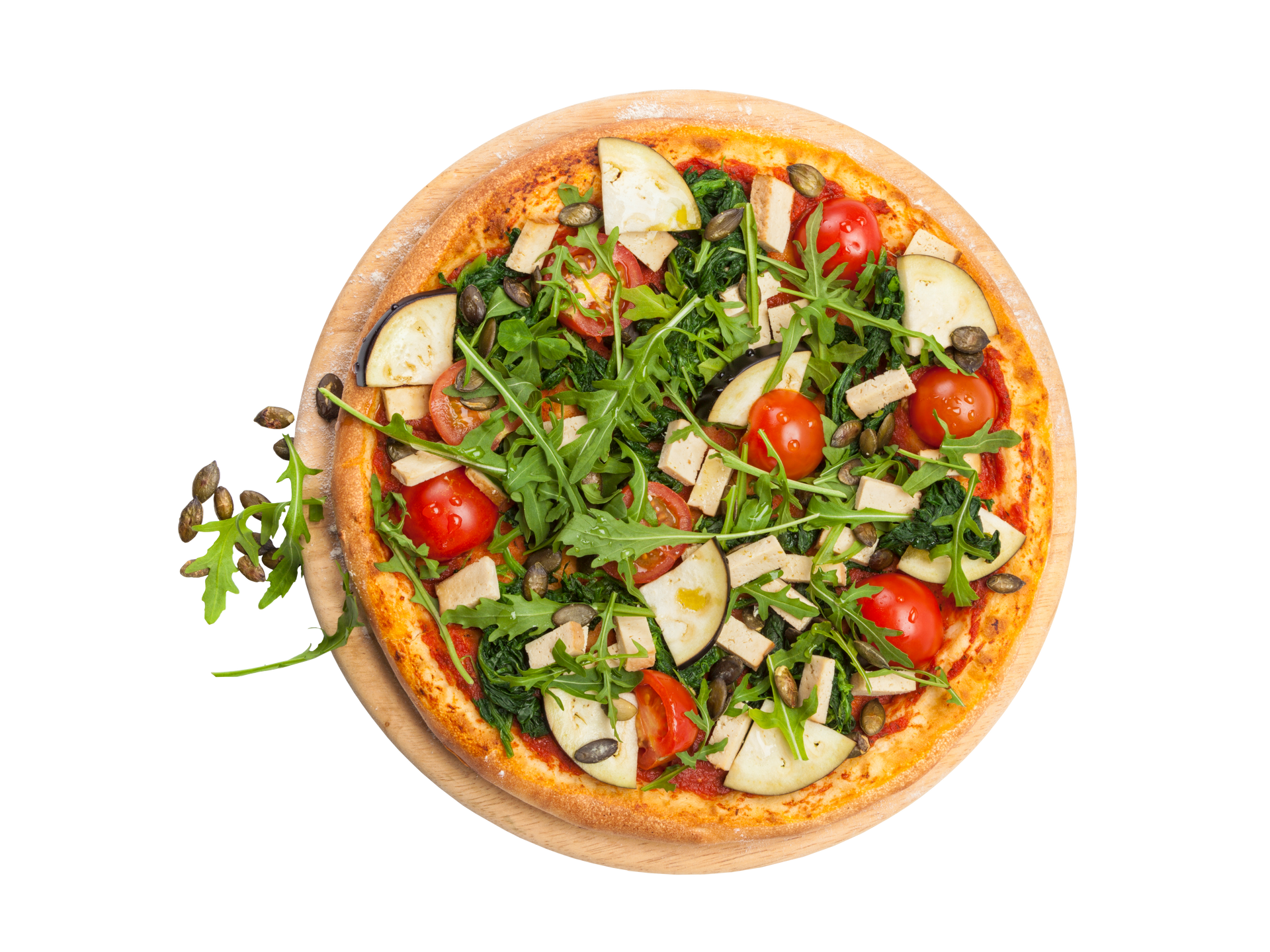 Une pizza ronde sur une planche en bois, garnie de roquette, de tomates cerises, de courgettes tranchées et de graines de courge éparpillées.