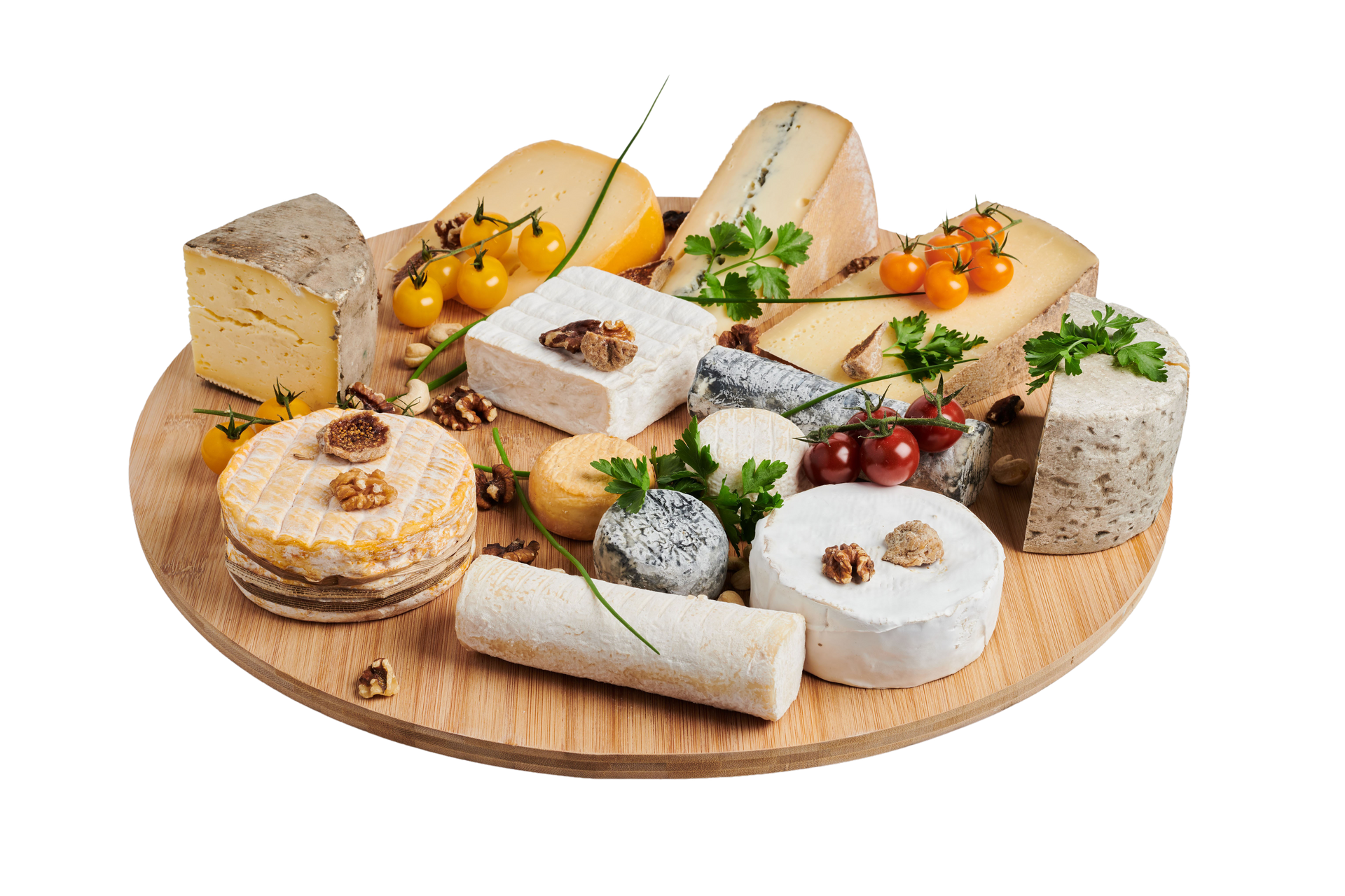 Un plateau en bois présentant un assortiment de fromages, garni de tomates cerises, d'herbes fraîches et de noix.