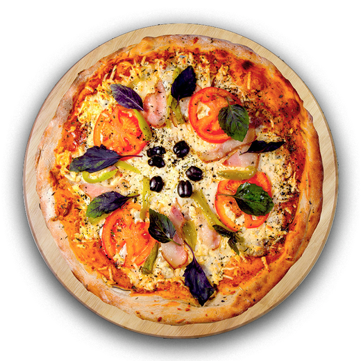 Une pizza ronde sur une planche en bois, garnie de tranches de tomates, d'olives, d'herbes et de bacon, vue de dessus.