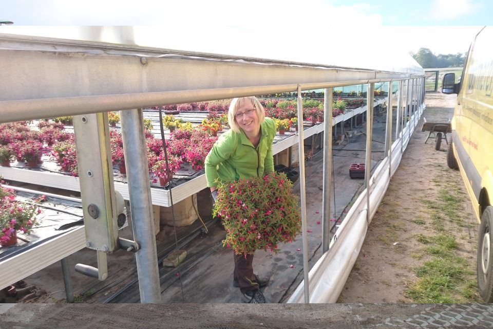Inhaberin Kathleen Kelm in der Gärtnerei
